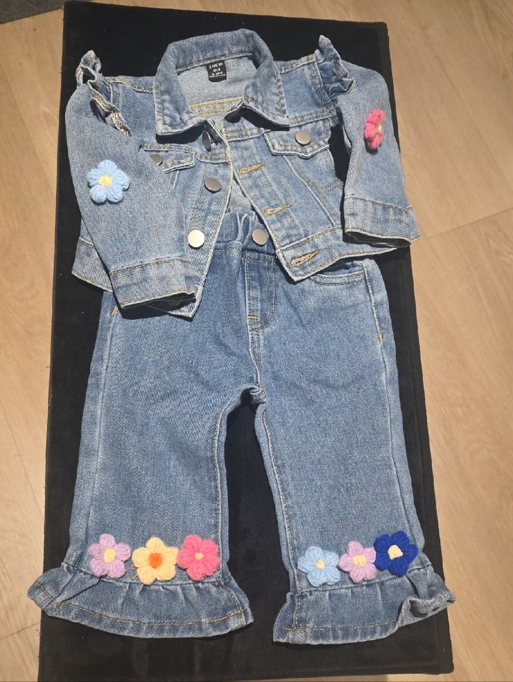 SHEIN Light Blue Denim Floral Applique Kids Matching Set